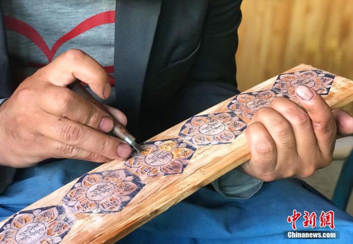 圖為7月14日，普松雕刻技藝傳承人嘎瑪曲扎正在家中進行創(chuàng)作。 <a target='_blank' ><p  align=