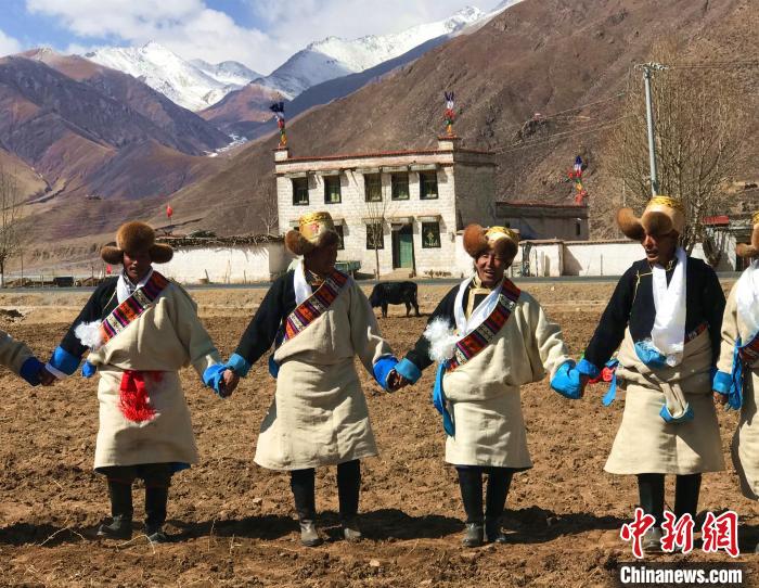 2021年3月，拉薩市德慶村村民在春耕儀式上表演傳統(tǒng)歌舞。　冉文娟 攝