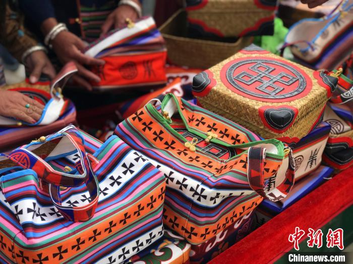 圖為打隆物交會上售賣的民族手工藝品?！∪轿木?攝
