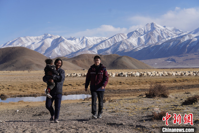 資料圖為4月29日，王克明在西藏自治區(qū)阿里地區(qū)噶爾縣義診。 <a target='_blank' ><p  align=