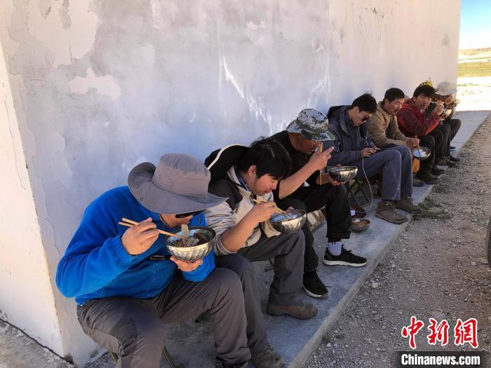 科考隊(duì)員在高原湖泊岸邊進(jìn)餐?！?lt;a target='_blank' ><p  align=