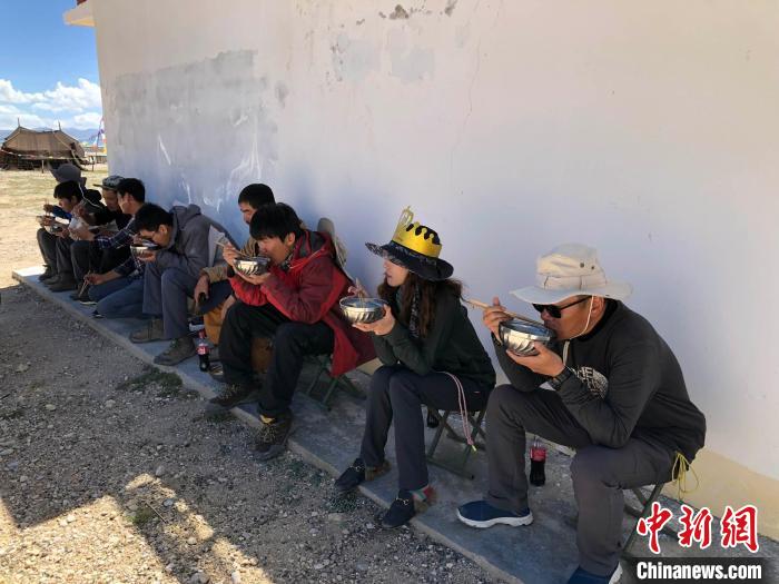 科考隊(duì)員在高原湖泊岸邊進(jìn)餐?！?lt;a target='_blank' ><p  align=