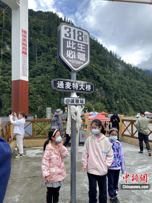 游人在通麥特大橋拍照打卡。彭寧鈴 攝