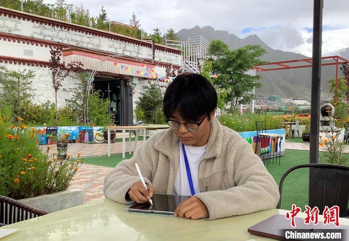 “Z世代”旦真旺加認為，拉薩是一座開放與包容的城市，記憶中的拉薩是彩色的。2021年，旦真旺加從浙江大學漢語言文學專業(yè)畢業(yè)后，他選擇回到拉薩，成為一名漢語文實習助教。圖為8月4日，旦真旺加在課間陪學生玩耍。 <a target='_blank' ><p  align=