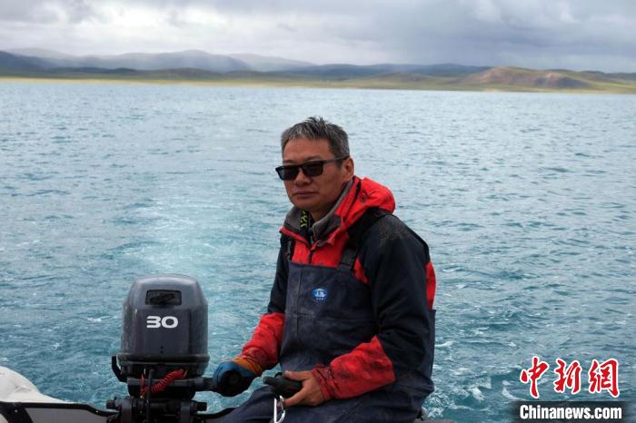 本次科考領隊、中科院青藏高原所侯居峙研究員駕駛充氣快艇?！?lt;a target='_blank' ><p  align=