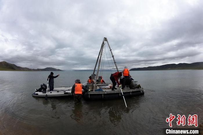 科考隊員向巴木錯湖心進發(fā)?！?lt;a target='_blank' ><p  align=
