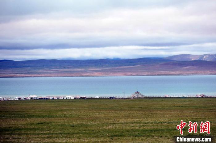 西藏安多縣茲格塘錯(cuò)岸邊帳篷林立，旅游業(yè)發(fā)展勢頭良好?！?lt;a target='_blank' ></p><p  align=