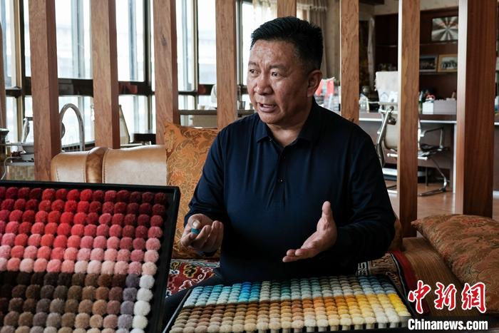 圖為8月4日，次旦展示自己的藏毯標(biāo)準(zhǔn)“色卡”。 <a target='_blank' ><p  align=