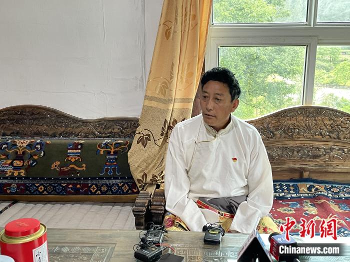 巴卡村黨支部書記、村委會主任尼瑪次仁。周璟 攝