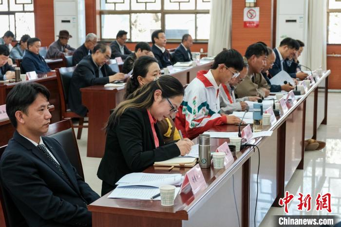 圖為8月10日座談會(huì)現(xiàn)場(chǎng)，左一為歸國(guó)定居藏胞晉美次旦。　江飛波 攝