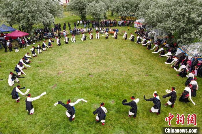 資料圖為西藏昌都丁青縣民眾跳歡快的鍋莊舞?！〗w波 攝