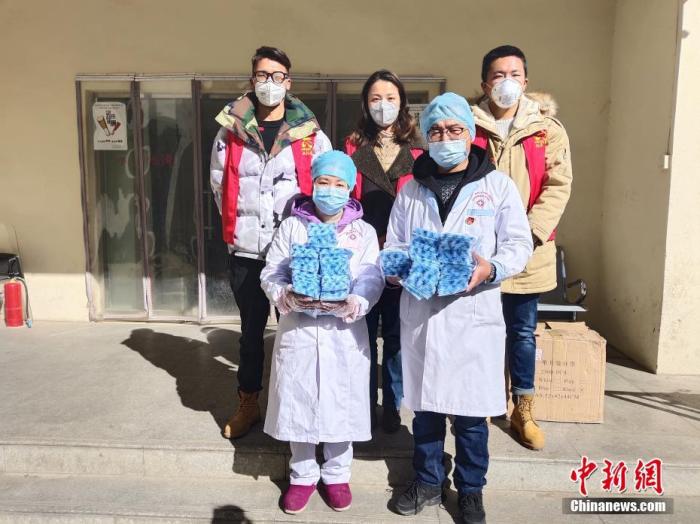 圖后排中間為萍措。(資料圖片) <a target='_blank' ><p  align=