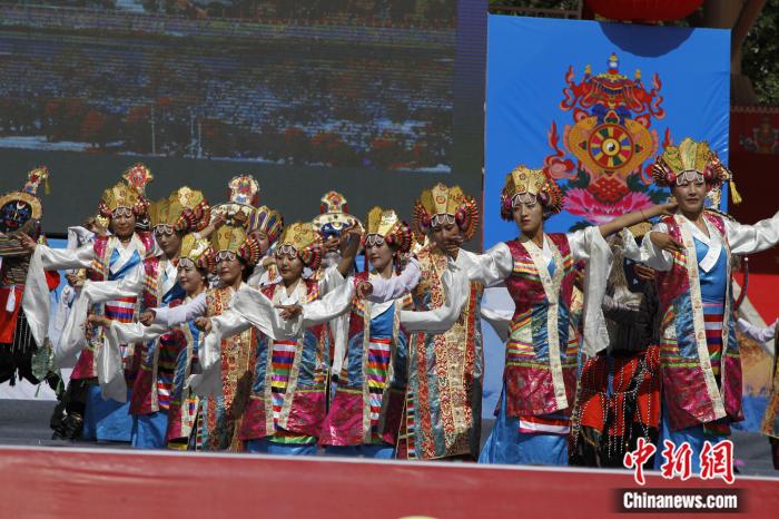 圖為日喀則市一場(chǎng)文藝節(jié)目的藏戲表演(資料圖)。趙朗攝