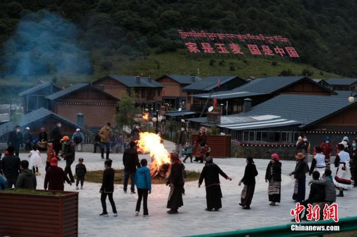 圖為8月5日，玉麥鄉(xiāng)民眾在鄉(xiāng)里跳鍋莊舞，從前的“三人鄉(xiāng)”熱鬧起來(lái)了。 <a target='_blank' ></p><p  align=