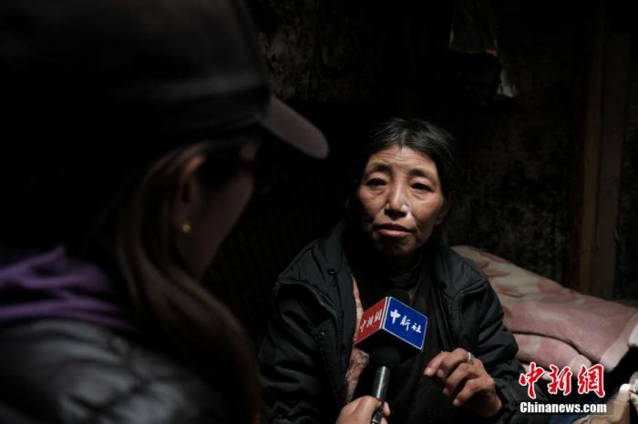 圖為8月6日，卓嘎在牧場(chǎng)小屋內(nèi)接受<a target='_blank' ></p><p  align=