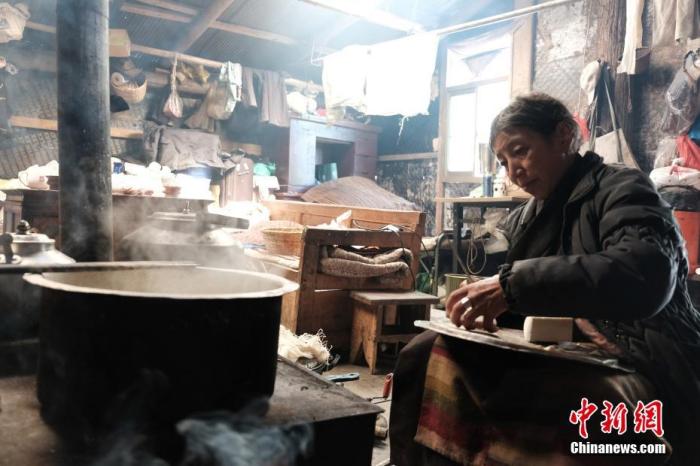 圖為8月6日，60歲的卓嘎在玉麥鄉(xiāng)牧場(chǎng)放牧點(diǎn)制作奶渣。 <a target='_blank' ></p><p  align=