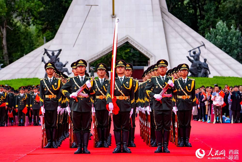 8月19日10時，慶祝西藏和平解放70周年大會在拉薩市布達拉宮廣場隆重舉行。這是大會舉行升旗儀式。徐馭堯 攝