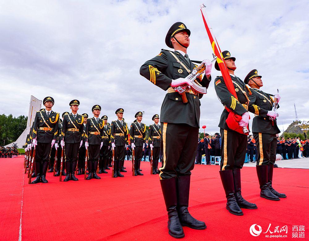 8月19日10時，慶祝西藏和平解放70周年大會在拉薩市布達拉宮廣場隆重舉行。這是大會舉行升旗儀式。徐馭堯 攝