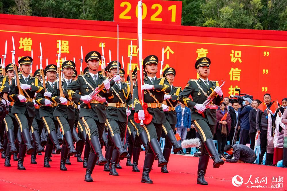 8月19日10時，慶祝西藏和平解放70周年大會在拉薩市布達拉宮廣場隆重舉行。這是大會舉行升旗儀式。徐馭堯 攝