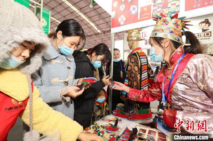 西藏瓊結(jié)赴襄陽參加漢江流域農(nóng)業(yè)博覽會(huì)，農(nóng)特產(chǎn)品受青睞(資料圖) 湖北省援藏辦供圖