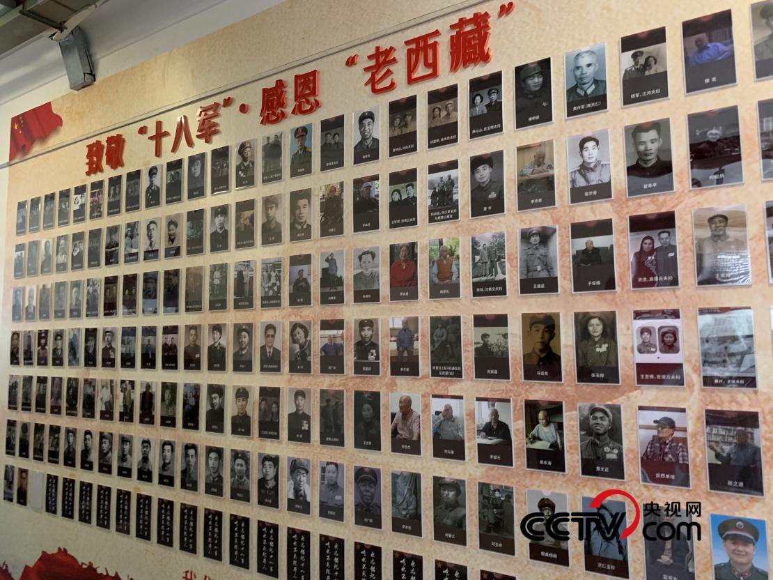 （波密紅樓內(nèi)的照片墻 央視網(wǎng)記者 王靜遠 攝）