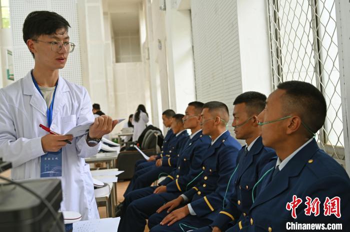 圖為研究團(tuán)隊(duì)成員登記消防員信息?！≮w朗 攝