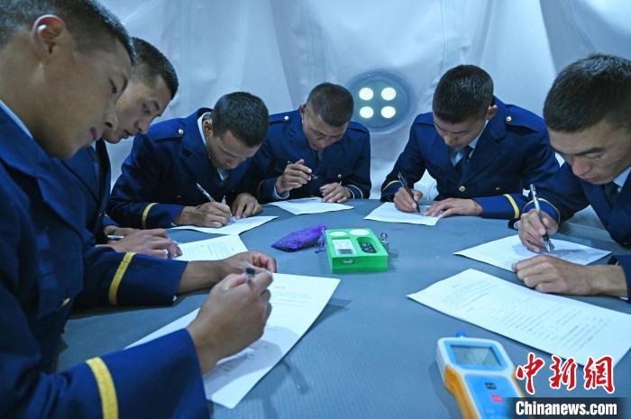 圖為消防員在高壓氧艙內(nèi)填寫問(wèn)卷?！≮w朗 攝