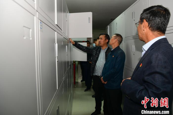 圖為參加西藏三大重點(diǎn)文物保護(hù)維修工程檔案移交進(jìn)館儀式人員參觀拉薩市檔案館?！∝暩聛硭?攝