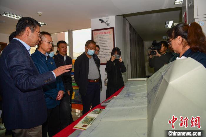 圖為參加西藏三大重點(diǎn)文物保護(hù)維修工程檔案移交進(jìn)館儀式人員參觀布達(dá)拉宮手繪圖紙?！∝暩聛硭?攝