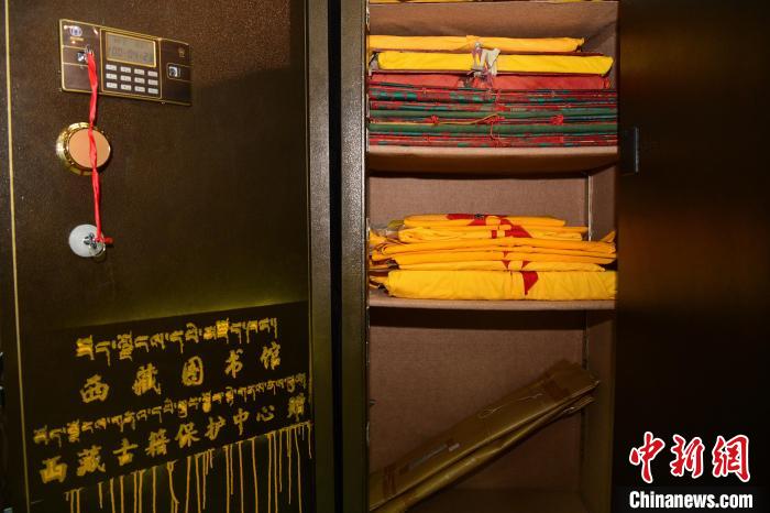 圖為拉薩市檔案館里收藏的藏文古籍?！∝暩聛硭?攝