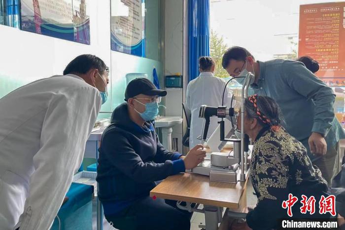 圖為9月10日，專家在日喀則藏康醫(yī)院開(kāi)展義診活動(dòng)。　梁雅琪 攝