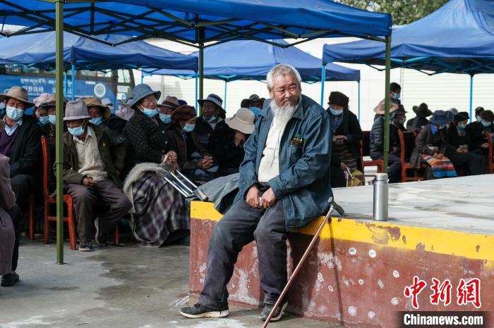 圖為日喀則桑珠孜區(qū)東嘎鄉(xiāng)農(nóng)牧民在義診室外等待?！〗w波 攝