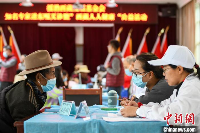 圖為9月11日，西藏日喀則桑珠孜區(qū)東嘎鄉(xiāng)義診現(xiàn)場?！〗w波 攝