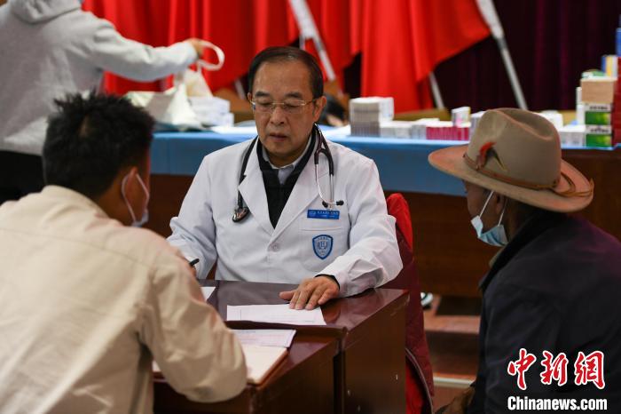 北京大學(xué)人民醫(yī)院心臟中心副主任、博士生導(dǎo)師王偉民為農(nóng)牧民問診?！〗w波 攝