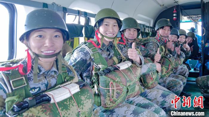 圖為女兵們在直升機上準備跳傘。　王述東 攝
