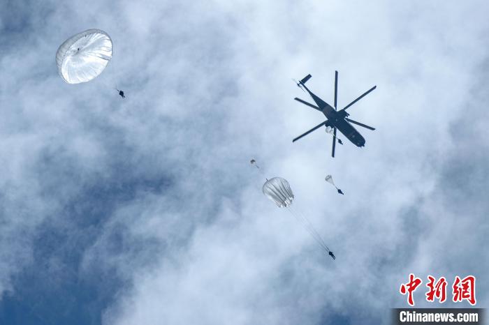 圖為傘降女兵在空中開傘。　王述東 攝