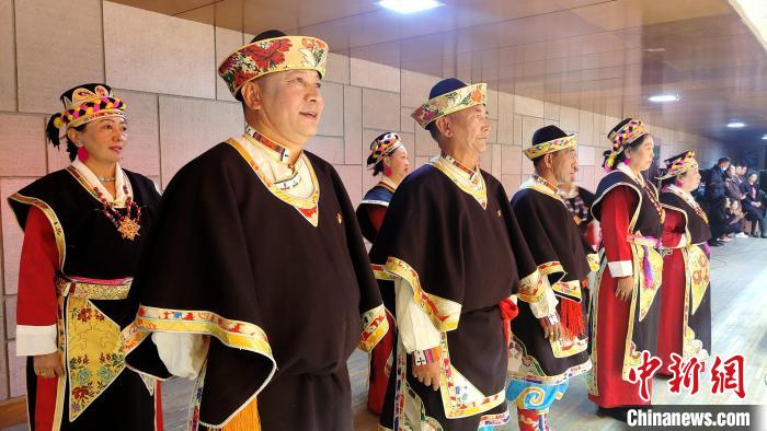圖為西藏老年舞蹈隊在后臺準(zhǔn)備上場?！∝暽＠?攝