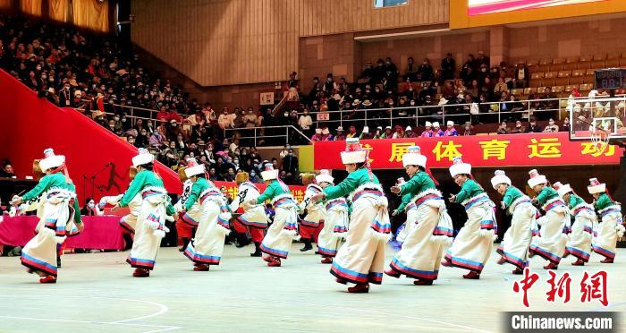 圖為西藏老年舞蹈隊齊跳傳統(tǒng)鍋莊舞。　貢桑拉姆 攝