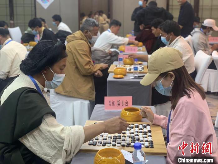 圖為參賽選手正在進(jìn)行藏棋對(duì)弈?！≈x牧 攝