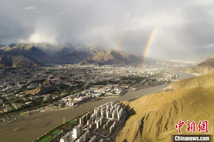 圖為海拔3600多米的高原城市拉薩迎來(lái)雨后彩虹。(資料圖) 江飛波 攝