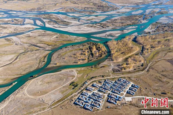 圖為10月16日，航拍高原河流拉薩河辮狀水系和河畔村莊，一派和諧景象?！〗w波 攝