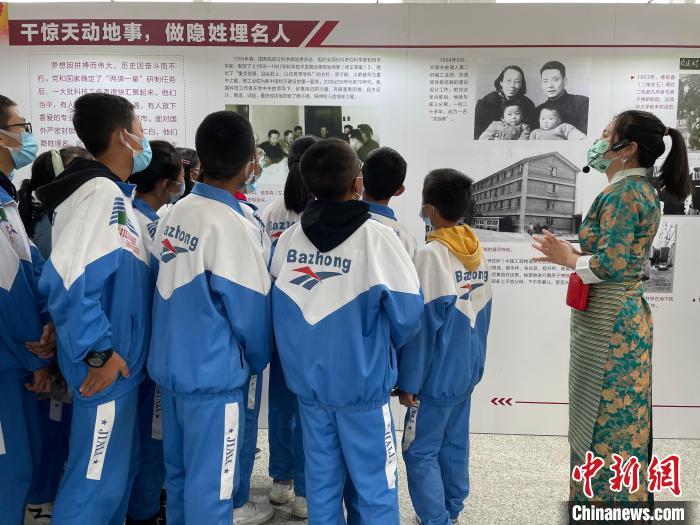 圖為學生正在聽講解員講解?！≈x牧 攝