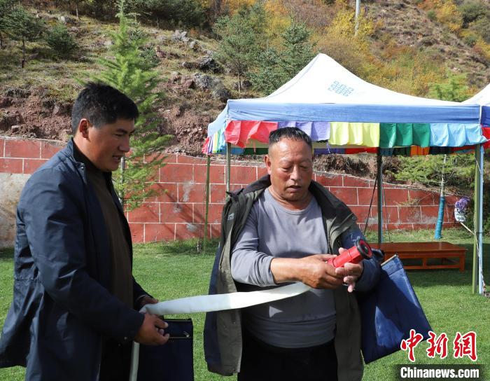 圖為護(hù)林員操作體驗(yàn)滅火裝備。　昌都市森林消防支隊(duì) 供圖