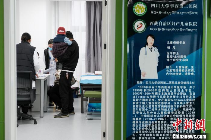 圖為四川大學(xué)華西第二醫(yī)院專家接診?！〗w波 攝