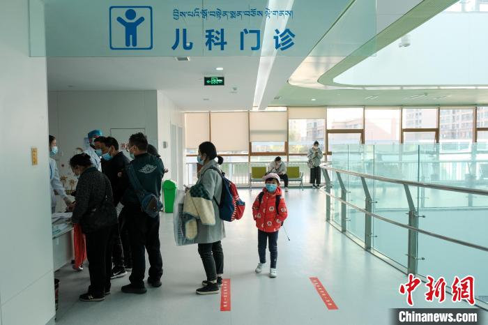 圖為兒科義診接診現(xiàn)場(chǎng)?！〗w波 攝