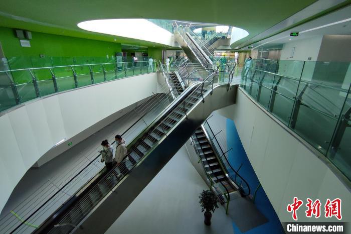 圖為西藏自治區(qū)婦產(chǎn)兒童醫(yī)院內(nèi)景?！〗w波 攝