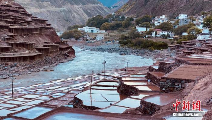 資料圖為芒康千年古鹽田。 <a target='_blank' ><p  align=