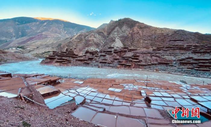 資料圖為芒康千年古鹽田。 <a target='_blank' ><p  align=