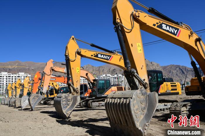 圖為人大附中拉薩學(xué)校開工奠基儀式現(xiàn)場(chǎng)?！∝暩聛硭?攝