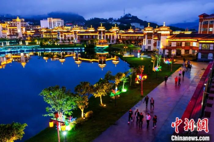 墨脫入夜，華燈初上，昔日“高原孤島”如今日漸繁華。